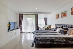 Classic stúdió lakosztály, 1 queen (nagyméretű) franciaágy, részleges kilátás az óceánra | Széf a szobában, sötétítőfüggöny, ingyenes wifi és ágynemű