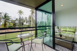 经典开间套房, 1 张大床, 部分海洋景观 | 阳台