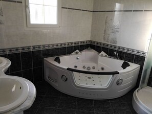 Doppelzimmer, Whirlpool | Whirlwanne