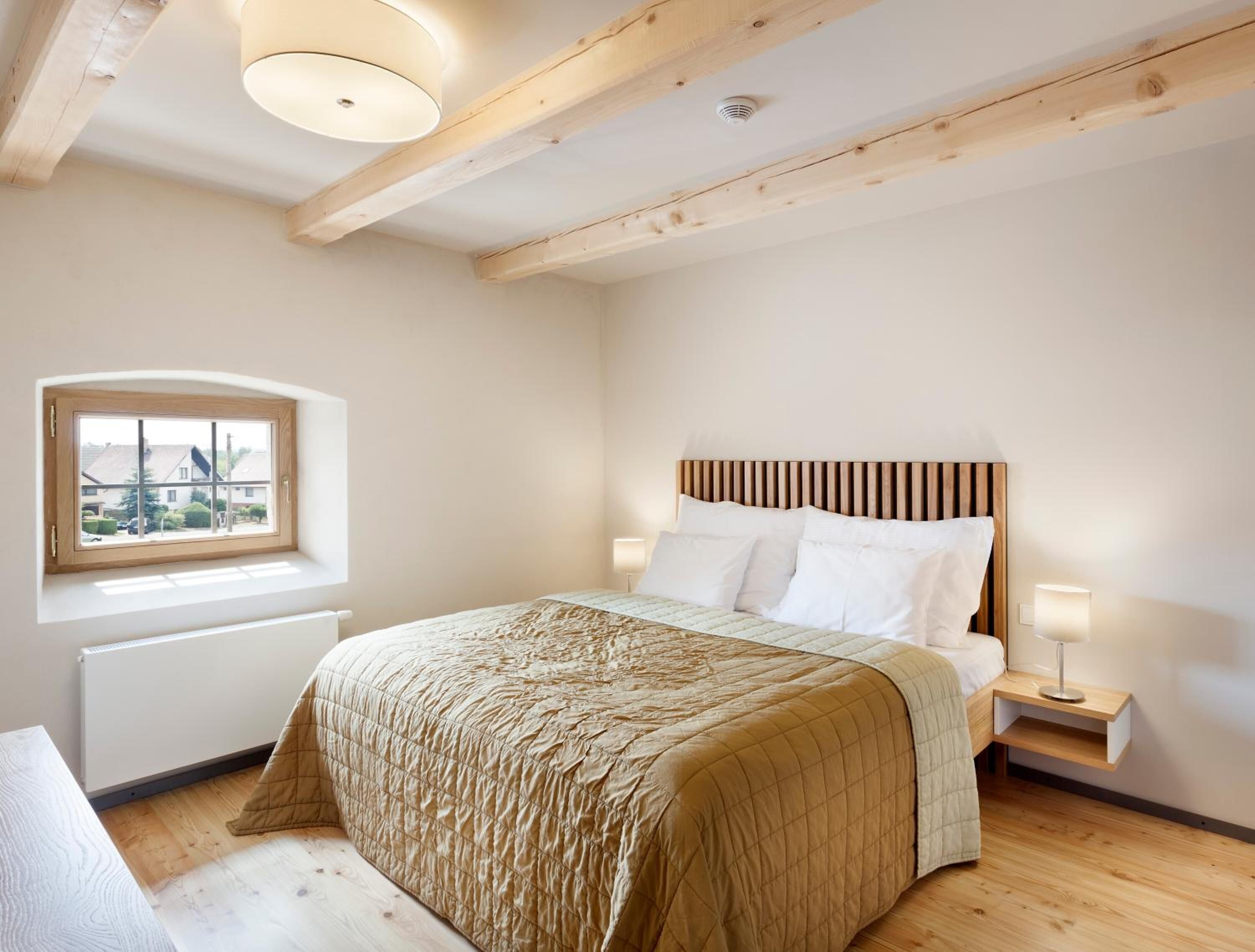 Zimmersafe, Schreibtisch, kostenloses WLAN, Bettwäsche