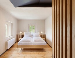 客房内保险箱、办公桌、免费 WiFi、床单