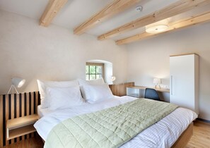 Coffre-fort, bureau, accès au Wi-Fi (inclus), literie fournie