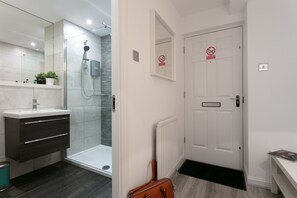 A modern bathroom with a shower, a sink, and a mirror. - Forbes Retreat - Donnini Apartments (Ayr)