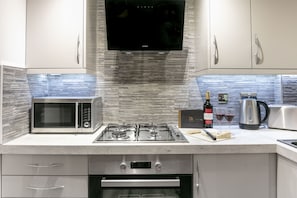 Departamento Confort, 1 habitación, para no fumadores | Cocina privada | Refrigerador, microondas, horno y parrilla de estufa 