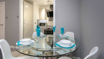 Comfort Apartment, 1 Bedroom, Non Smoking | Private kitchen | Fridge, microwave, oven, stovetop