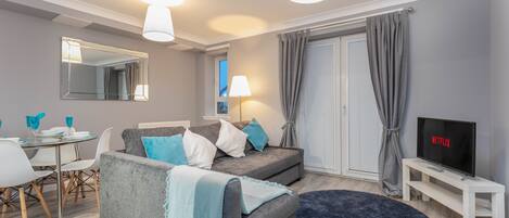 Comfort Apartment, 1 Bedroom, Non Smoking | Living room | 32-inch Smart TV with satellite channels, TV, Netflix