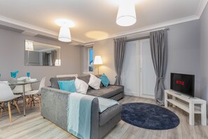 Comfort Apartment, 1 Bedroom, Non Smoking | Living room | 32-inch Smart TV with satellite channels, TV, Netflix - Forbes Retreat - Donnini Apartments (Ayr)