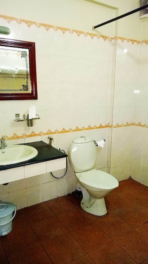 Standard Double Room | Bathroom | Shower, free toiletries, towels