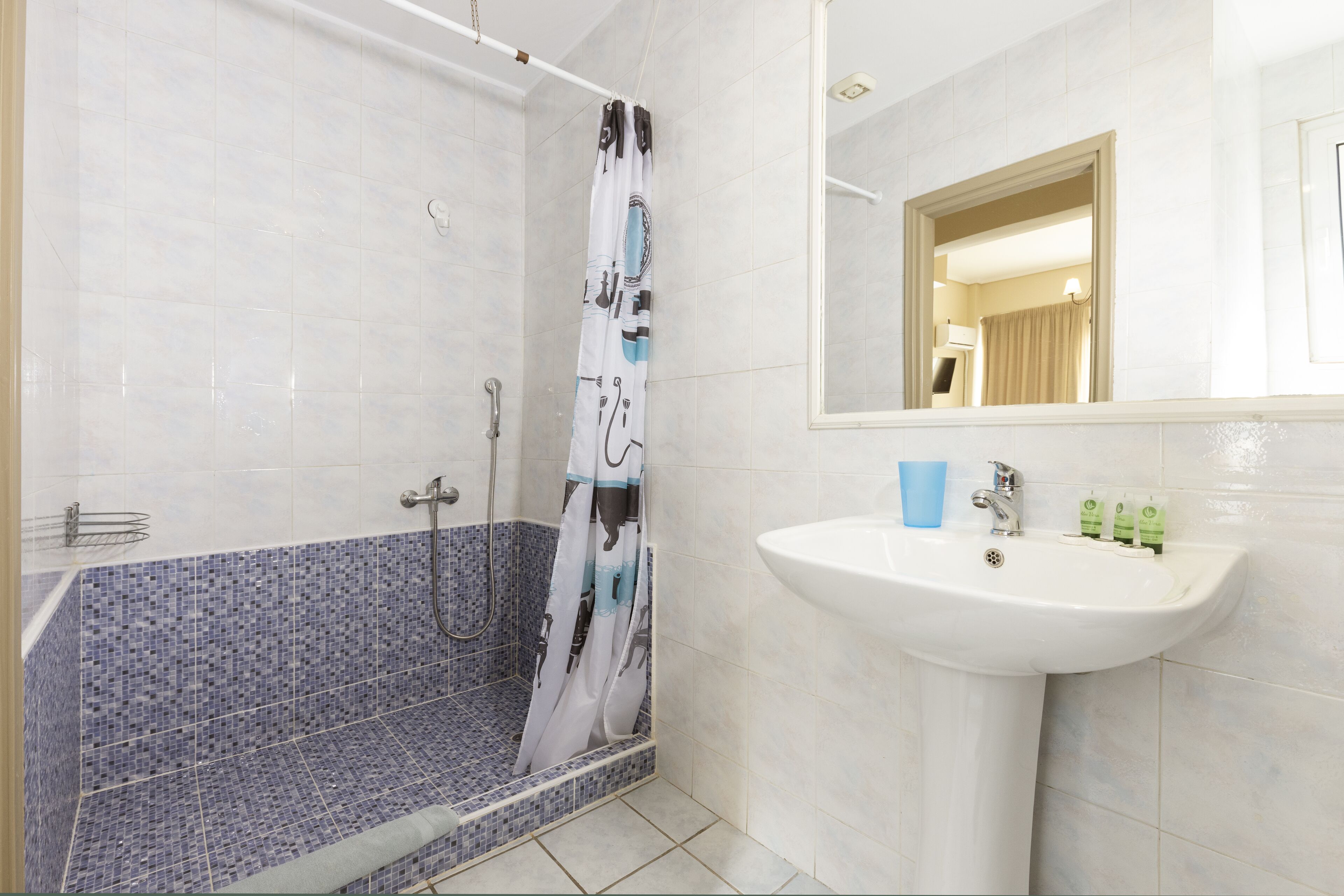 triple room | bathroom | shower, free toiletries, hair dryer, towels