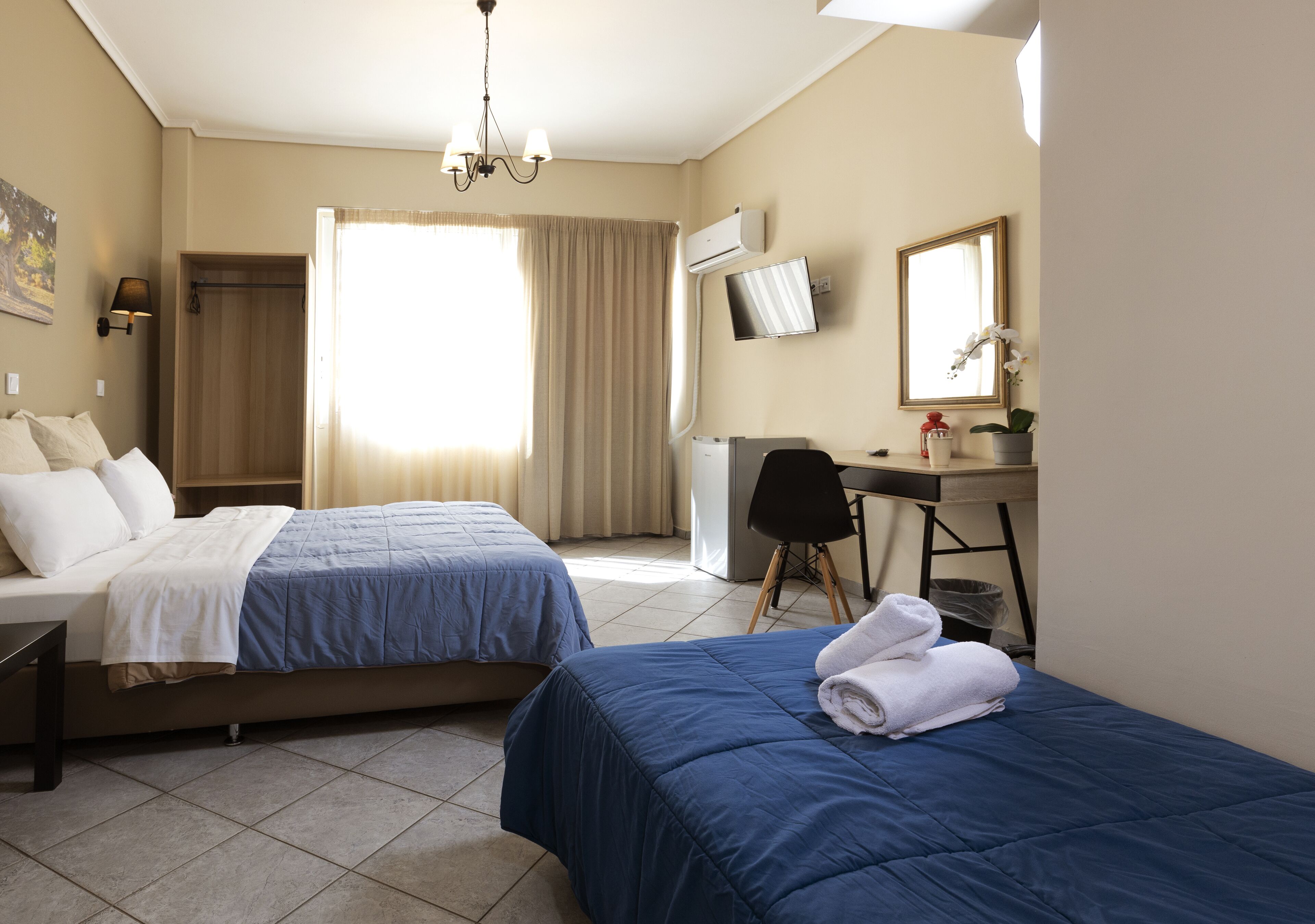 triple room | desk, soundproofing, iron/ironing board, cots/infant beds