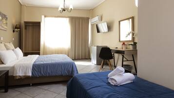 Una scrivania, insonorizzazione, ferro/asse da stiro