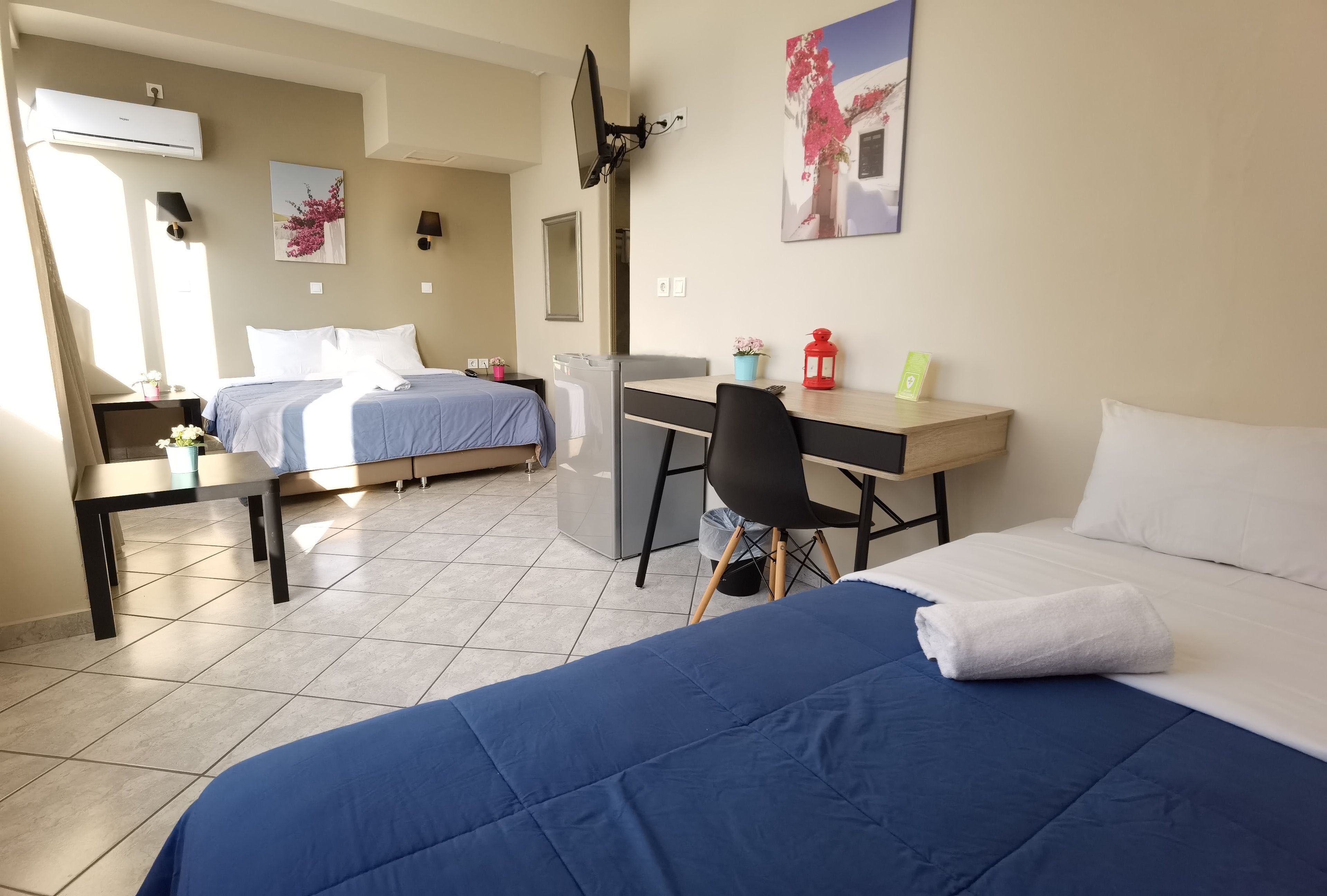 triple room | desk, soundproofing, iron/ironing board, cots/infant beds