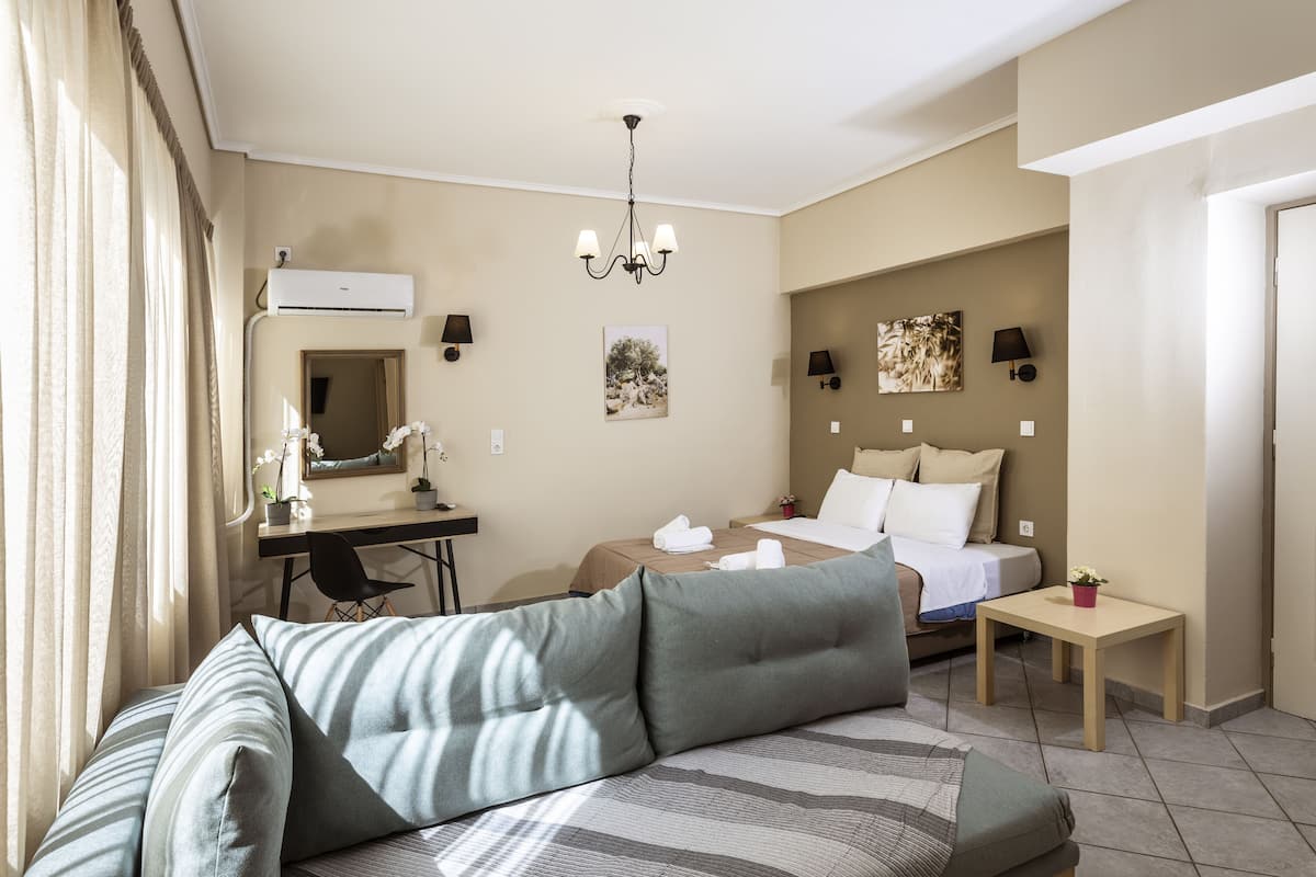Deluxe Double Room | Desk, soundproofing, iron/ironing board, cribs/infant beds