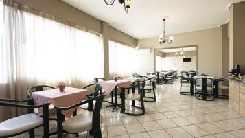 Colazione a buffet, servita tutte le mattine (9 EUR a persona)