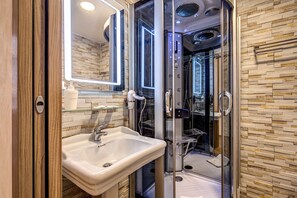 Deep soaking tub, rainfall showerhead, free toiletries, hair dryer - Amici Guesthouse (Rome)