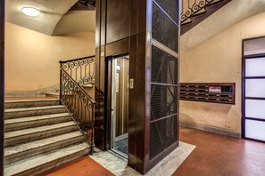 Property entrance - Amici Guesthouse (Rome)
