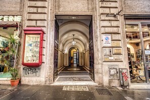 Property entrance - Amici Guesthouse (Rome)
