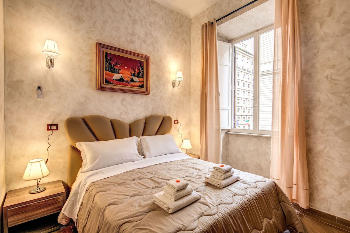 Deluxe suite, hot tub | Een bureau, een laptopwerkplek, gratis wifi, beddengoed