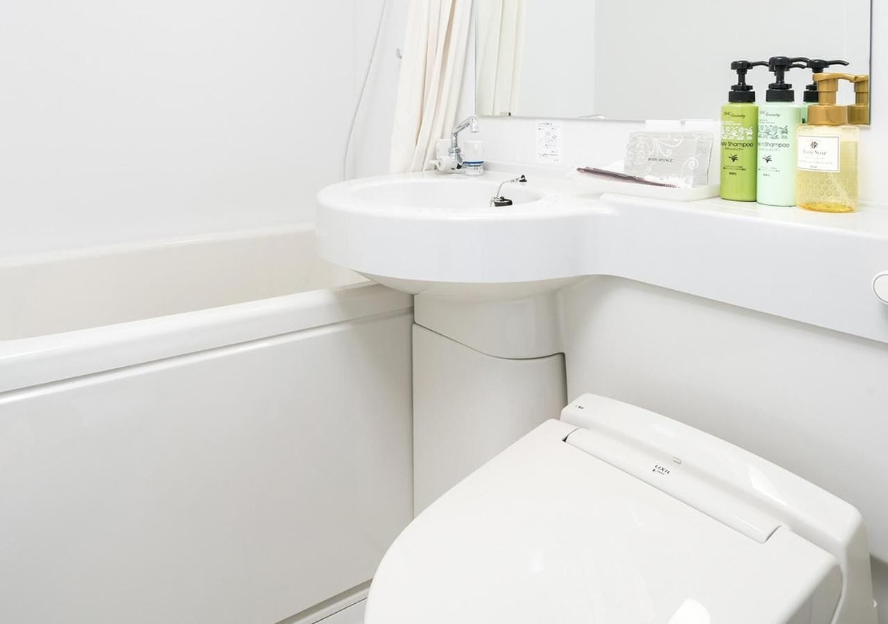 combined shower/bathtub, deep-soaking bathtub, rainfall showerhead