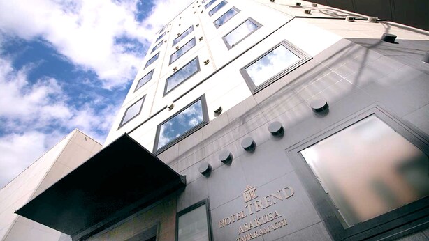 Exterior del Hotel Trend Asakusa, que presenta un diseño arquitectónico moderno con grandes ventanales y una entrada destacada.