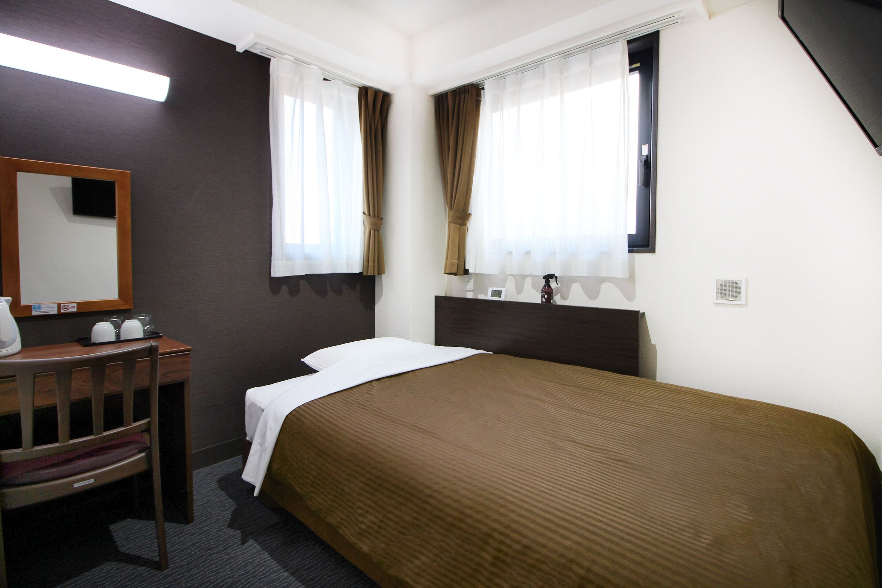 1 bedroom, desk, free wifi, bed sheets