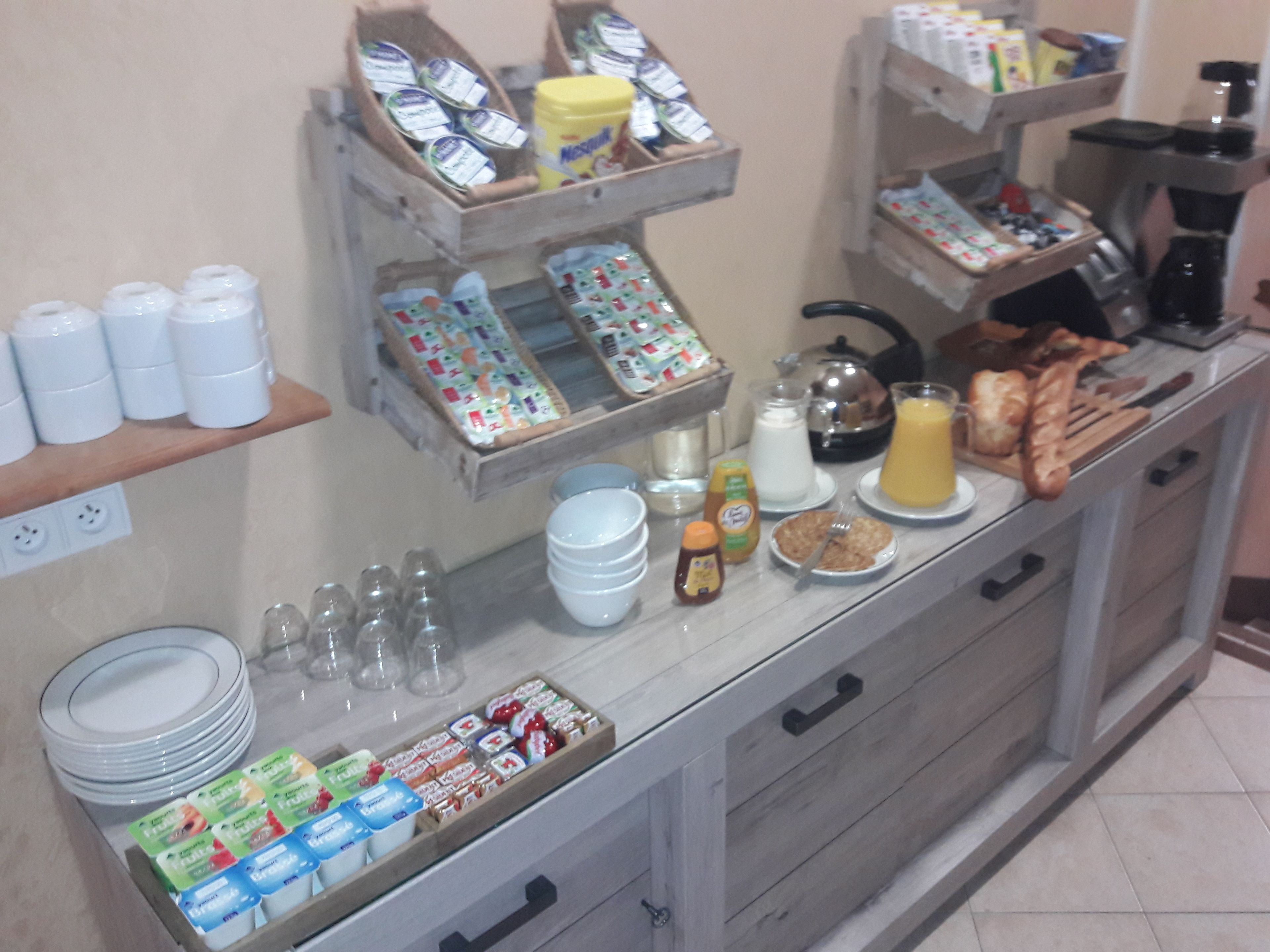 Petit déjeuner buffet (7 EUR par personne)