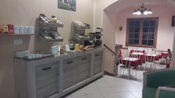 Petit déjeuner buffet (7 EUR par personne)
