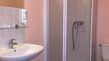 Chambre Quadruple | Salle de bain | Douche, douche à « effet pluie », sèche-cheveux, serviettes fournies
