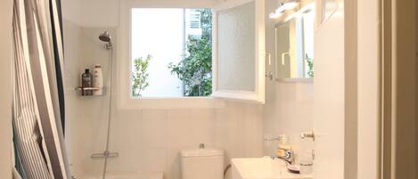 Departamento | Baño | Tina y regadera independientes y amenidades de baño gratuitas