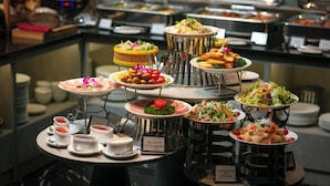 En buffet med forskellige retter og tilbehør.