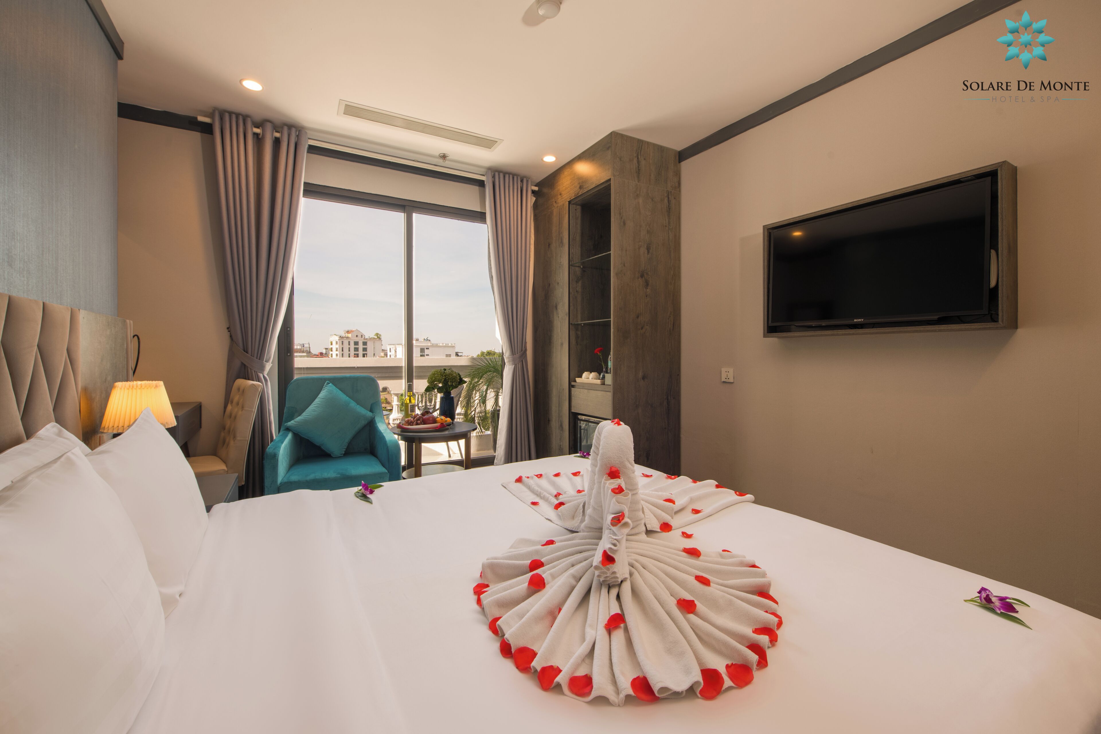 Roupas de cama premium, frigobar, cofres nos quartos, escrivaninha