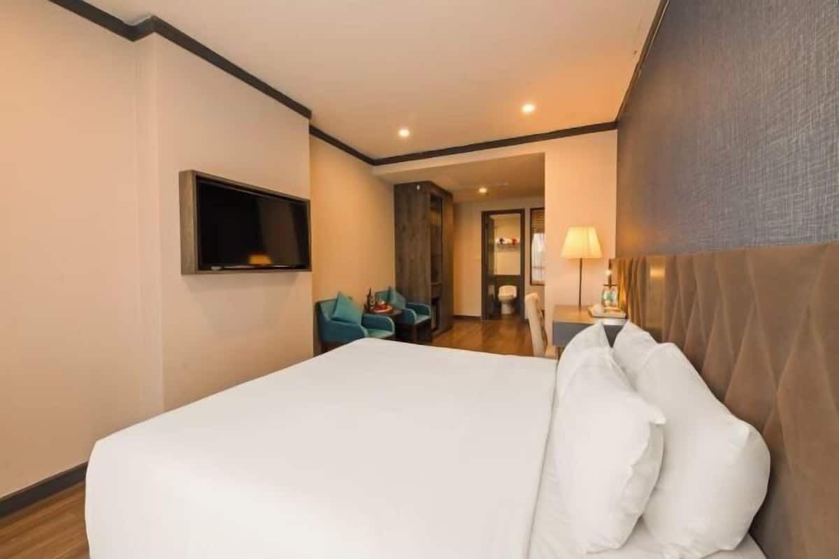 Premium bedding, minibar, in-room safe, desk