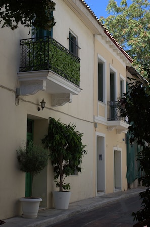 Exterior - Athenian niche in Plaka (Athens)