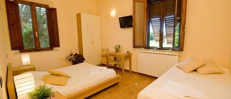 Triple Room | Desk, iron/ironing board, free WiFi, bed sheets