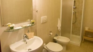 A bathroom with a sink, toilet, and shower. - B&B Dolce Notte (Pisa)