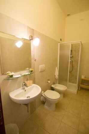 Shower, hair dryer, bidet, towels - B&B Dolce Notte (Pisa)