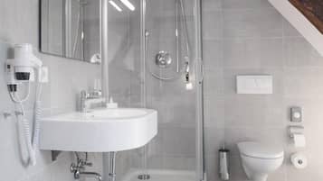 Regadera, amenidades de baño gratuitas, secadora de cabello
