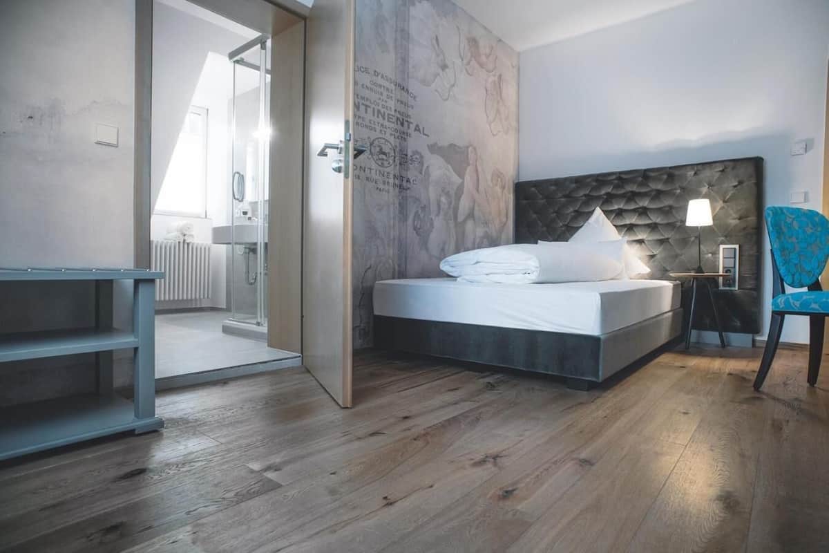 desk, cots/infant beds, rollaway beds, free wifi