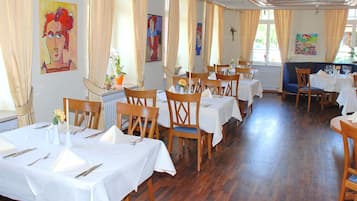 Café da manhã com buffet todos os dias mediante uma taxa