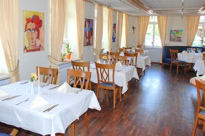 Café da manhã com buffet diário (EUR 4.9 por pessoa) 