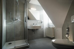 Douche, articles de toilette gratuits, sèche-cheveux