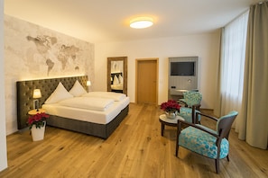 Quarto casal superior | Escrivaninha, berços (sobretaxa), camas extras/dobráveis (sobretaxa)