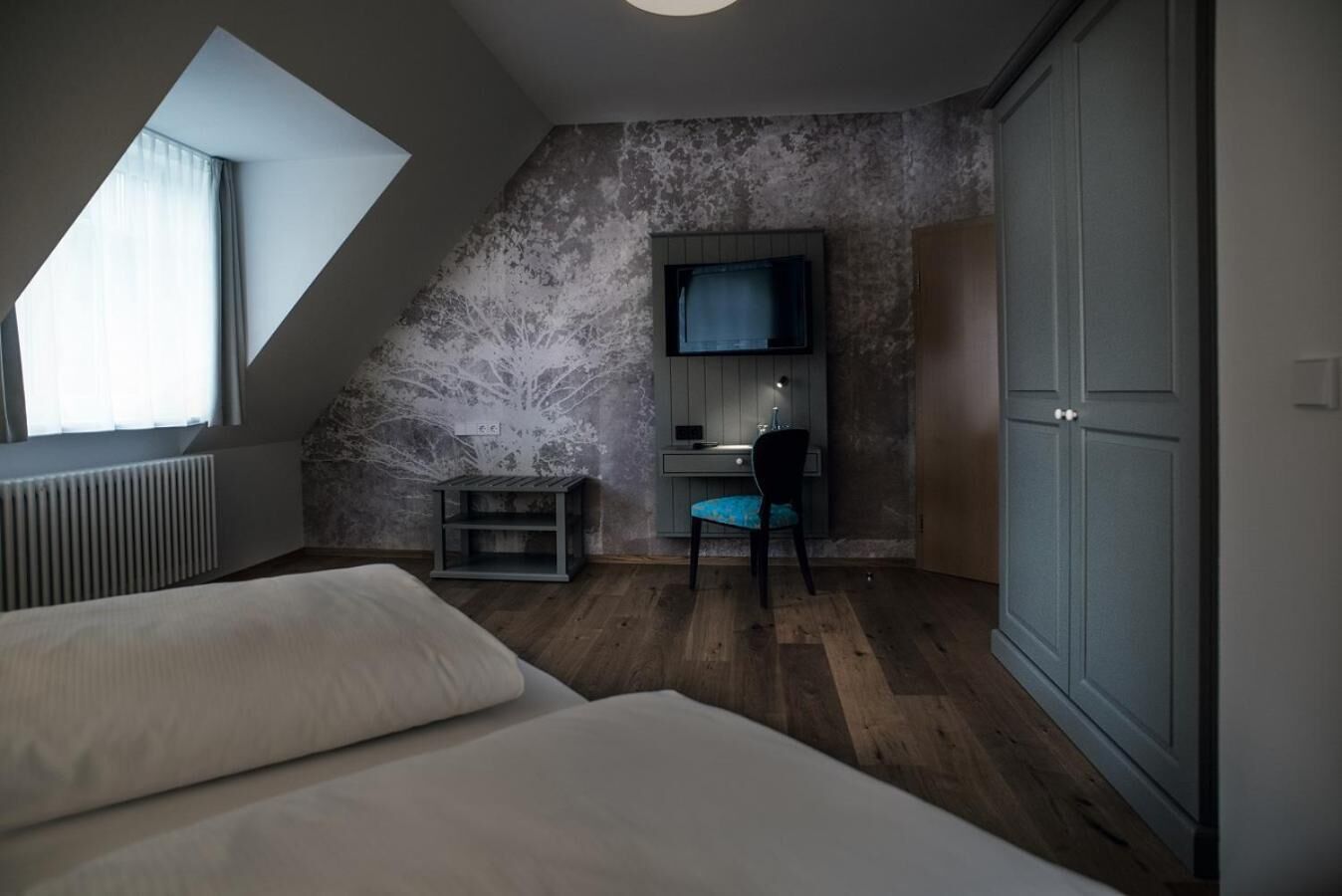 desk, cots/infant beds, rollaway beds, free wifi