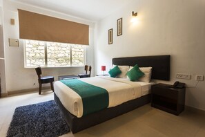 Quarto standard, 1 cama King, para fumantes | Cofres nos quartos, escrivaninha, camas extras/dobráveis (sobretaxa)