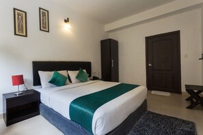 Quarto standard, 1 cama King, para fumantes | Cofres nos quartos, escrivaninha, camas extras/dobráveis (sobretaxa)