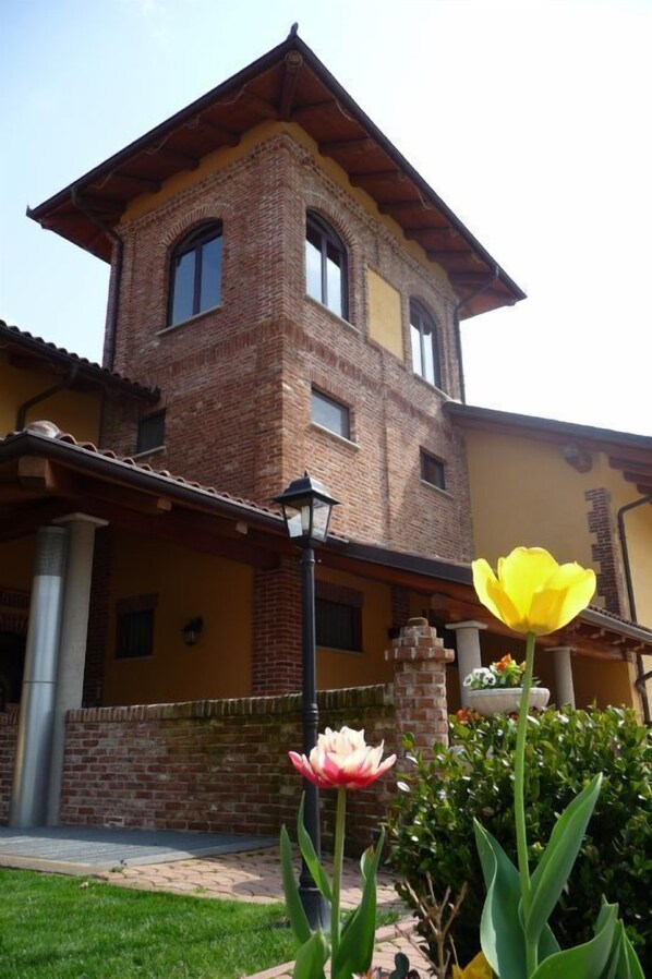 Un edificio de dos pisos con fachada de ladrillo y exterior amarillo.