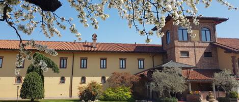 Vista frontal de la propiedad