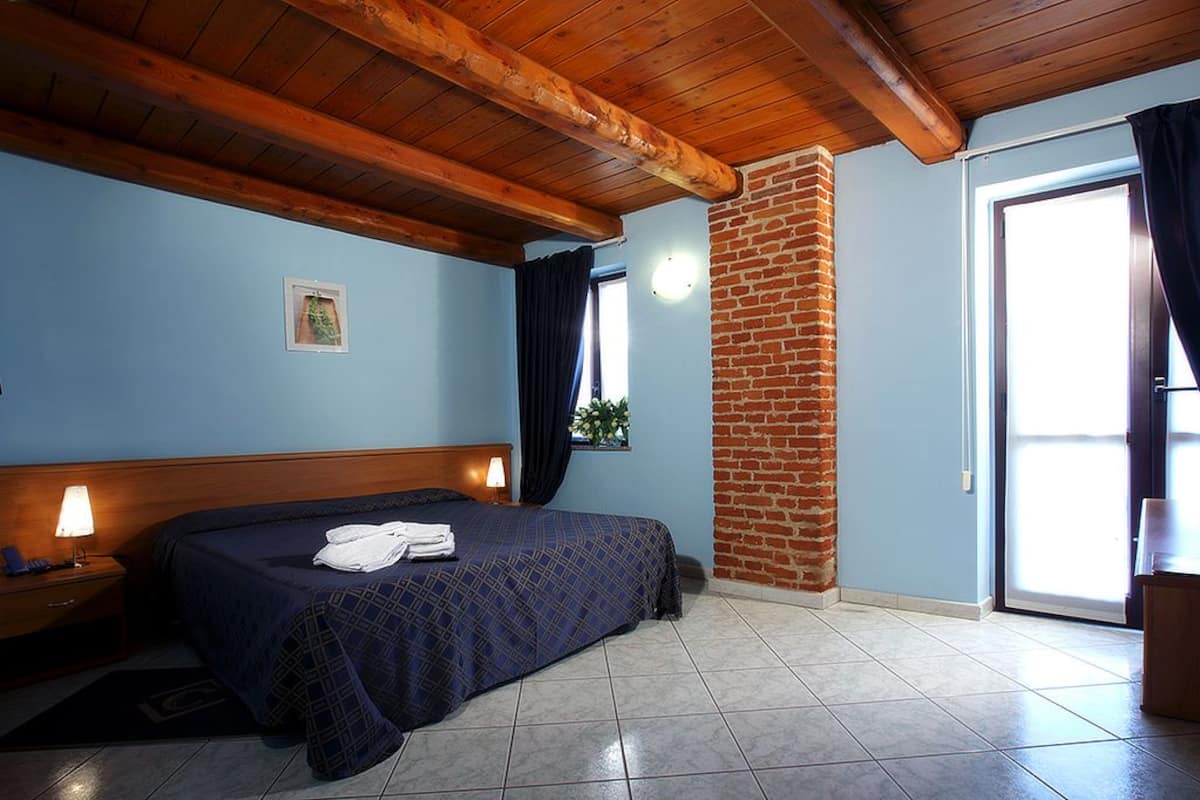 Minibar, free WiFi, bed sheets