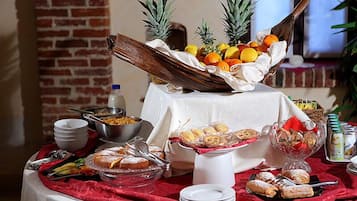 بوفيه فطور مجانًا يوميًا