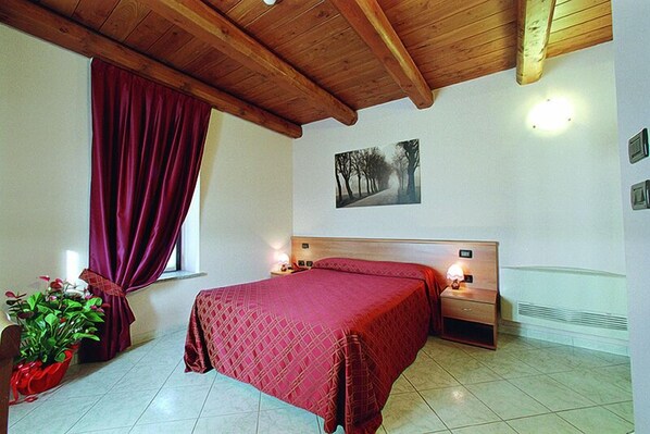 ميني بار وواي فاي مجانًا وملاءات أسرّة